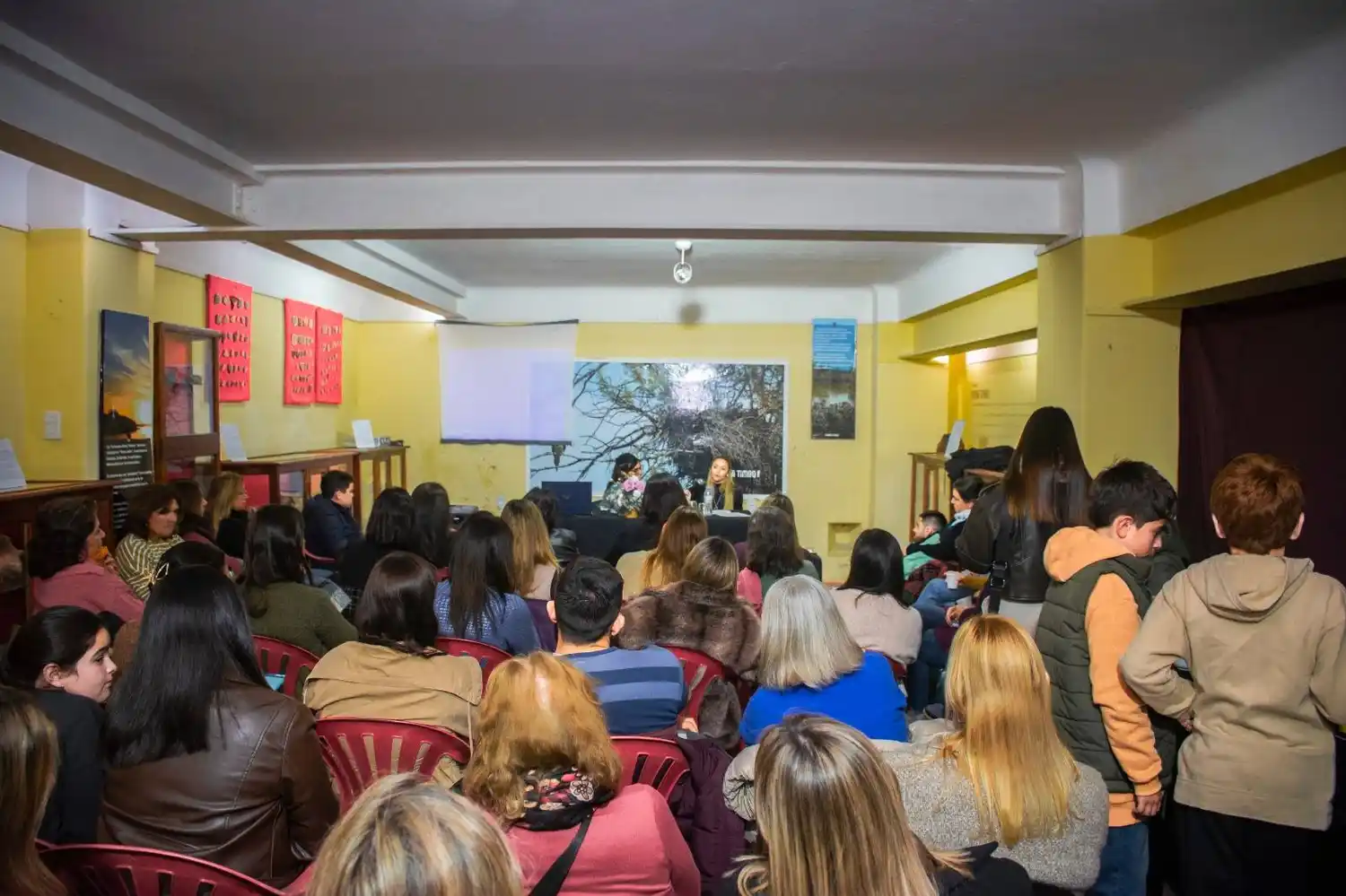Presentaron el libro “Extranjera” en un emotivo Café Literario en Victoria