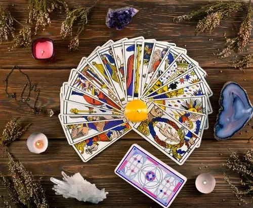 Lucrecia Mirabella explicó cómo se leen las cartas del tarot de Marsella.
