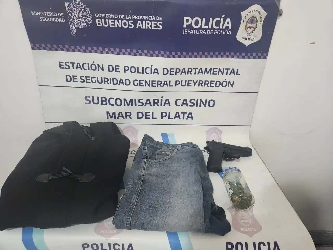 La víctima adoptó una restricción de acercamiento.