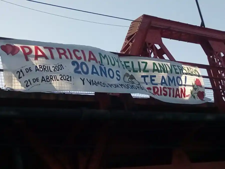 La respuesta de la agasajada con el pasacalle a los detractores: "No se mandó ninguna macana, lo amo con todo mi ser"