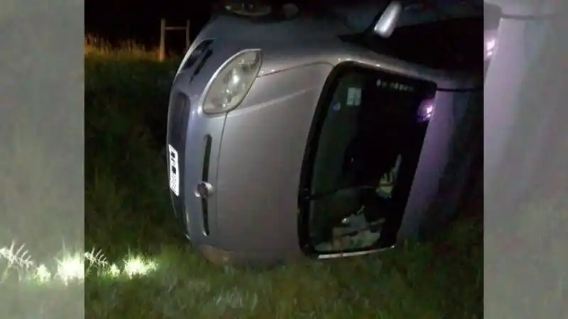 Una familia iba a vacacionar pero volcó: una embarazada fue hospitalizada