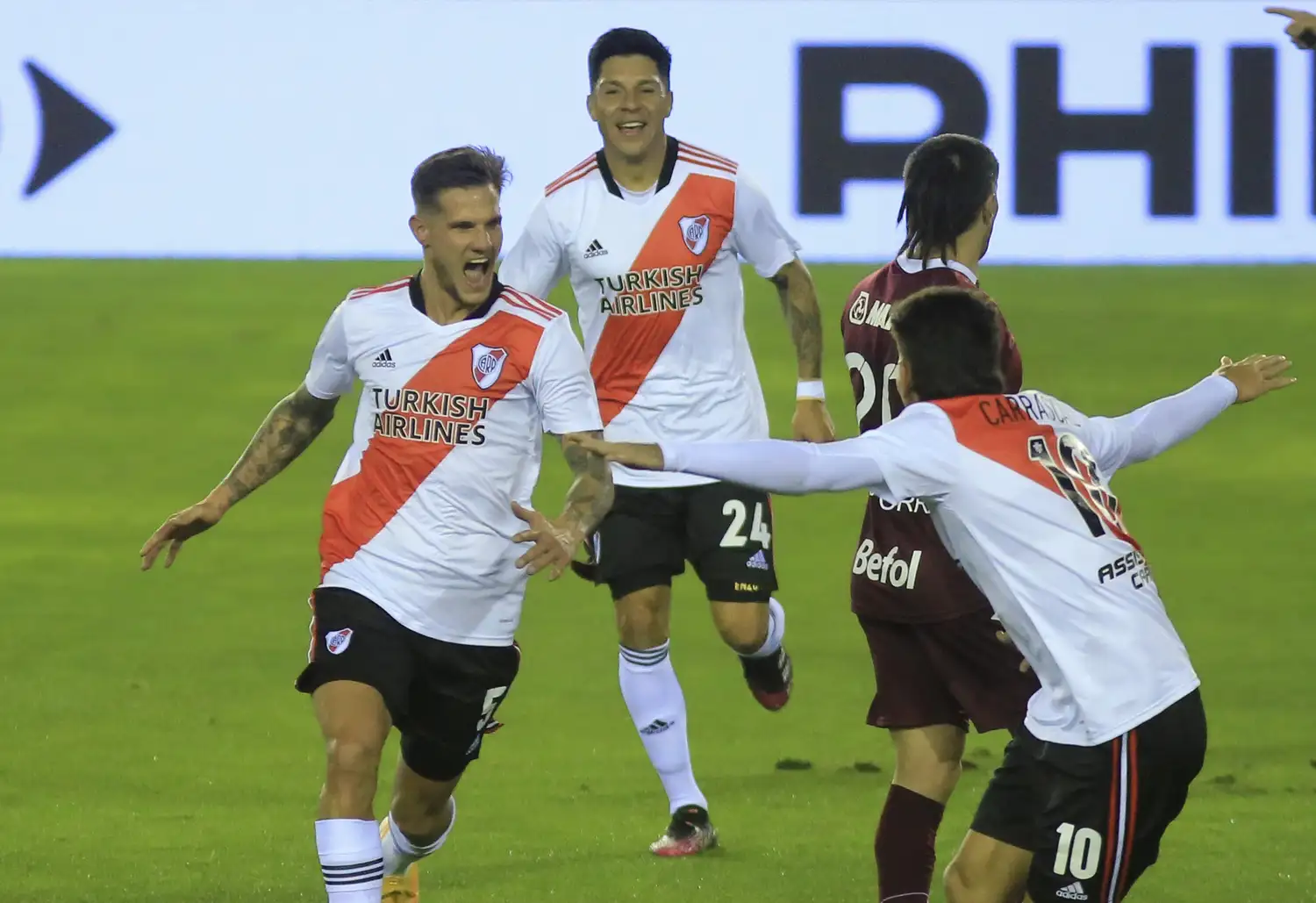 Zuculini ya abrió la cuenta y va al encuentro de Carrascal.