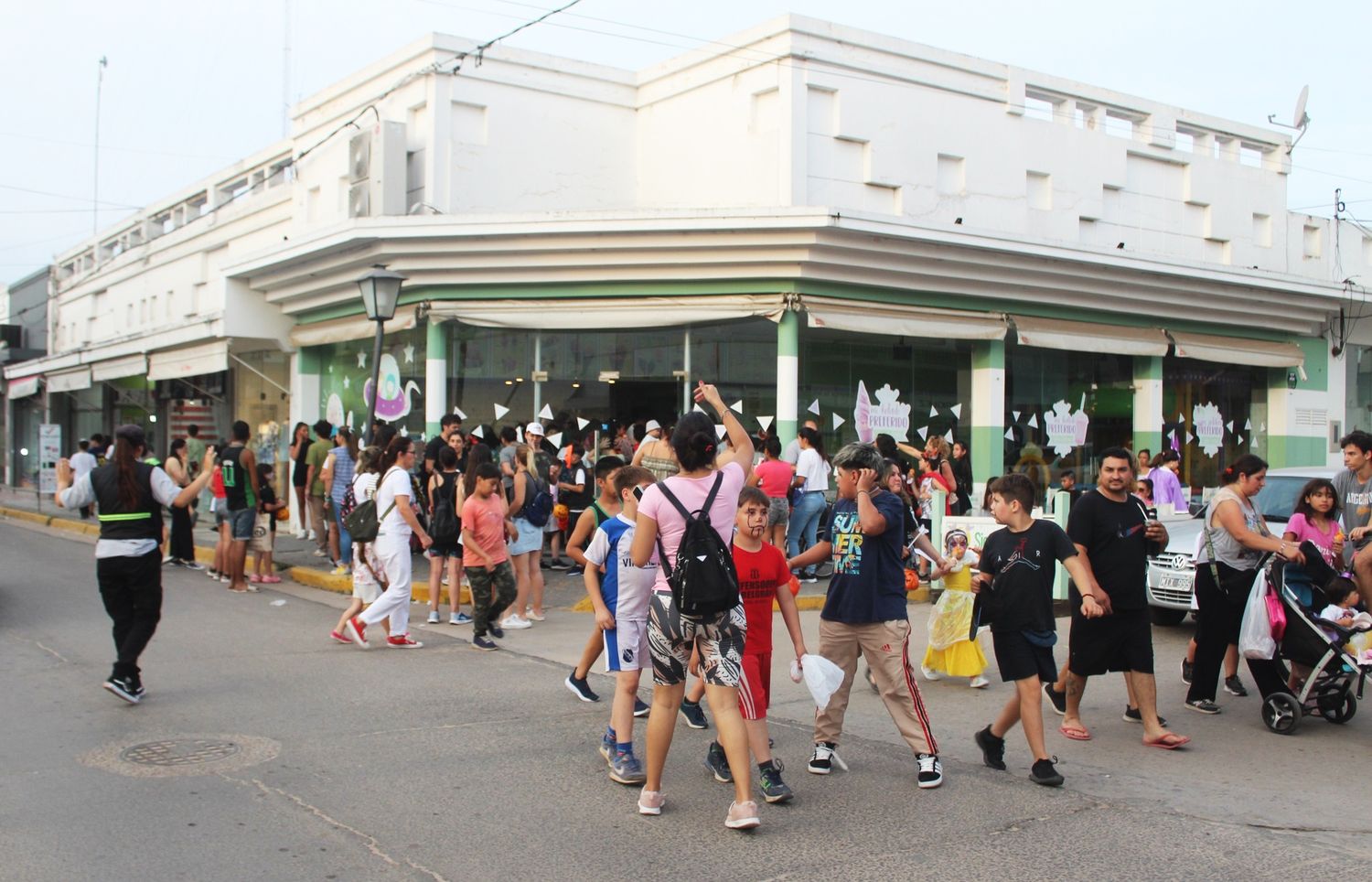 Cientos de niños junto a familiares recorrieron las calles céntricas de la ciudad.