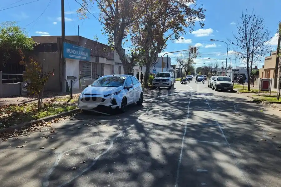 Un auto chocó de lleno contra una moto en Av. Brasil en una esquina semaforizada