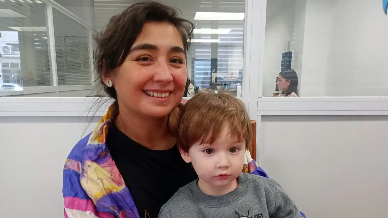 La destacada artista. Junto a su hijo Levi, en Ecos Diarios