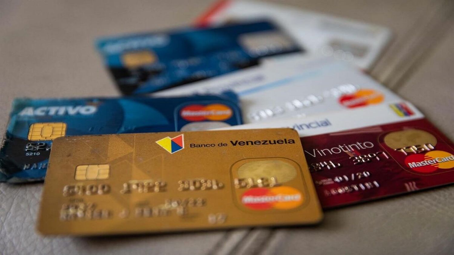 ALGUNA VEZ FUERON ÚTILES y ahora no sirven para nada: el destino de las tarjetas de crédito en Venezuela