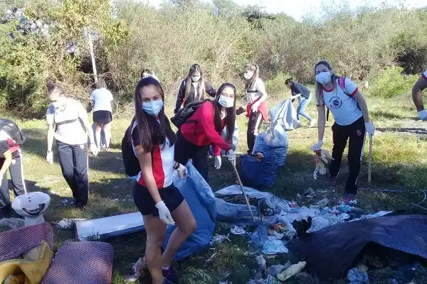 Alumnos del Bértora juntaron 100 bolsas en la limpieza de micrbasurales