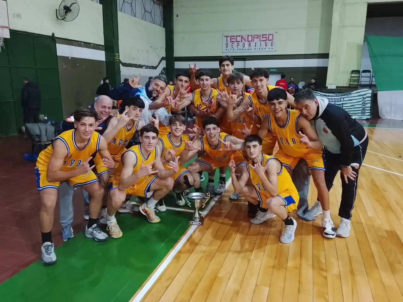 Los pibes de la Venadense con su copa por el tercer lugar.