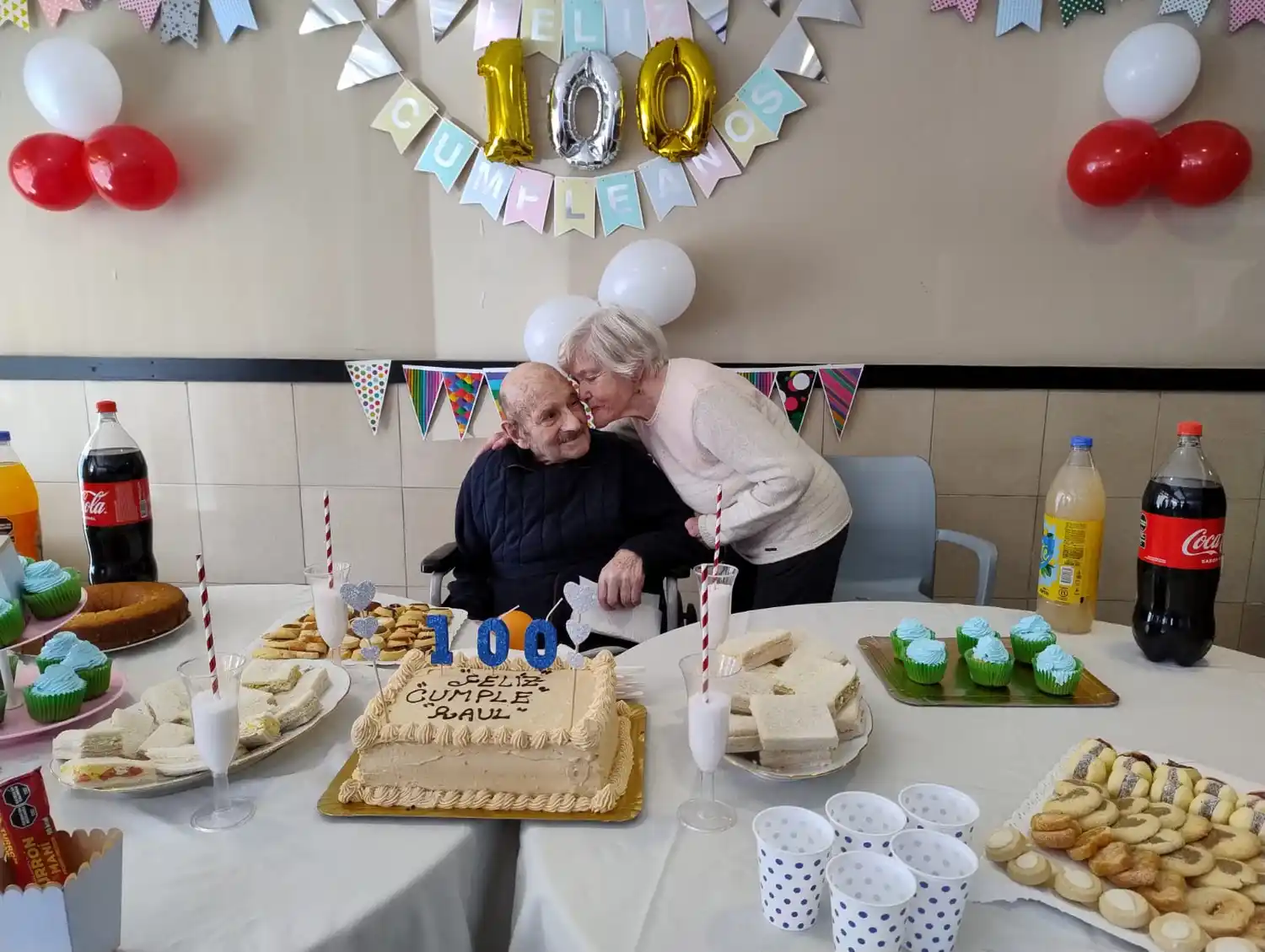 Rodeado de su familia y amigos, transformó la residencia de adultos en una fiesta.