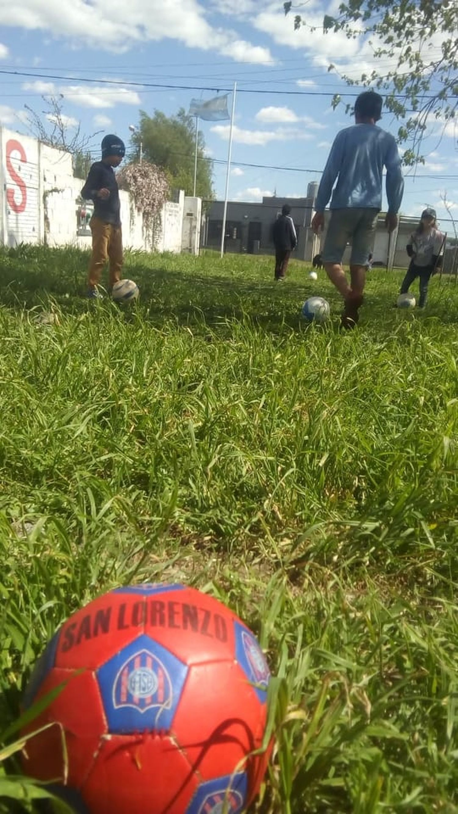 Los chicos juegan y leen en La Movediza.