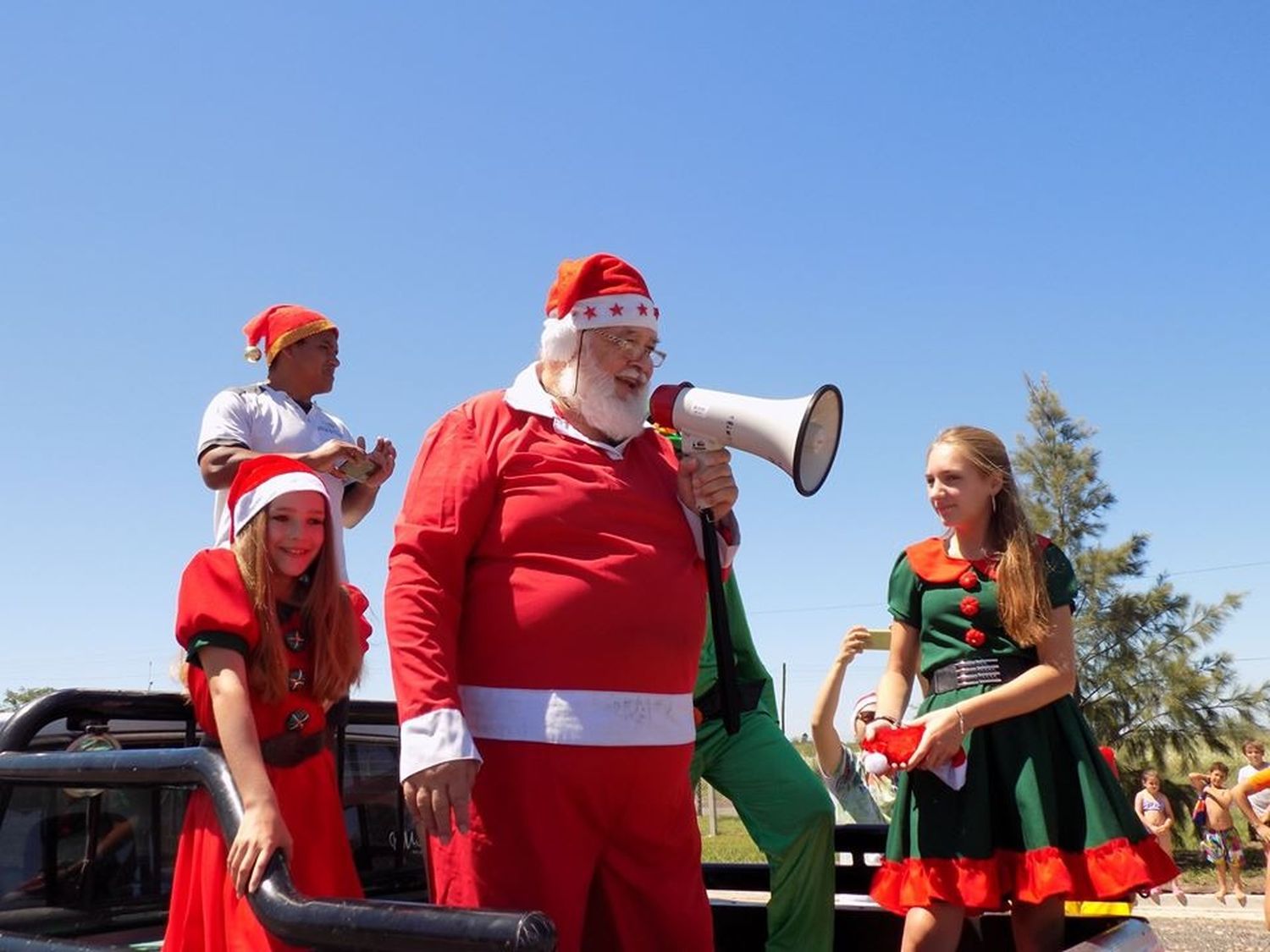 Pepo Noel junto a sus duendes y renos.