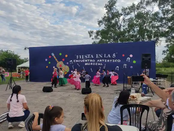 Fiesta en la 5’: el arte y la solidaridad se unieron en la Escuela Gallo para una noche inolvidable