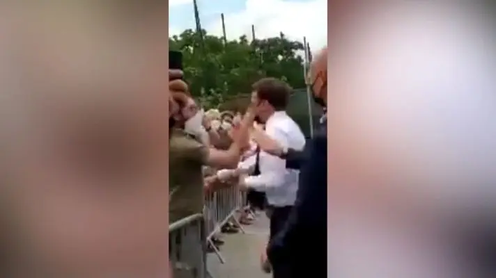 UNA CACHETADA recibió el presidente Emmanuel Macron durante visita al sur de Francia