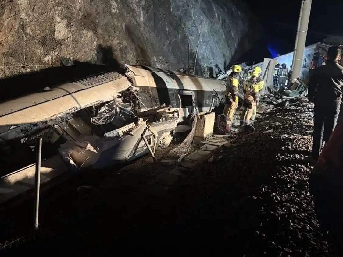 Al menos 39 fallecidos en el descarrilamiento de trenes en España