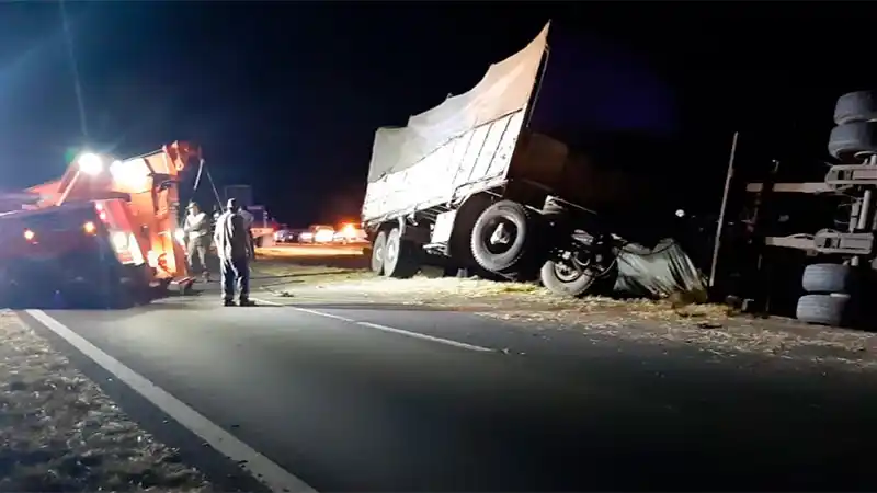 Un camión volcó sobre ruta 12 y desparramó toda su carga