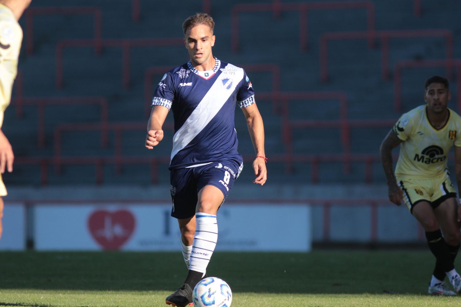 Matías Mansilla con la pelota en sus pies