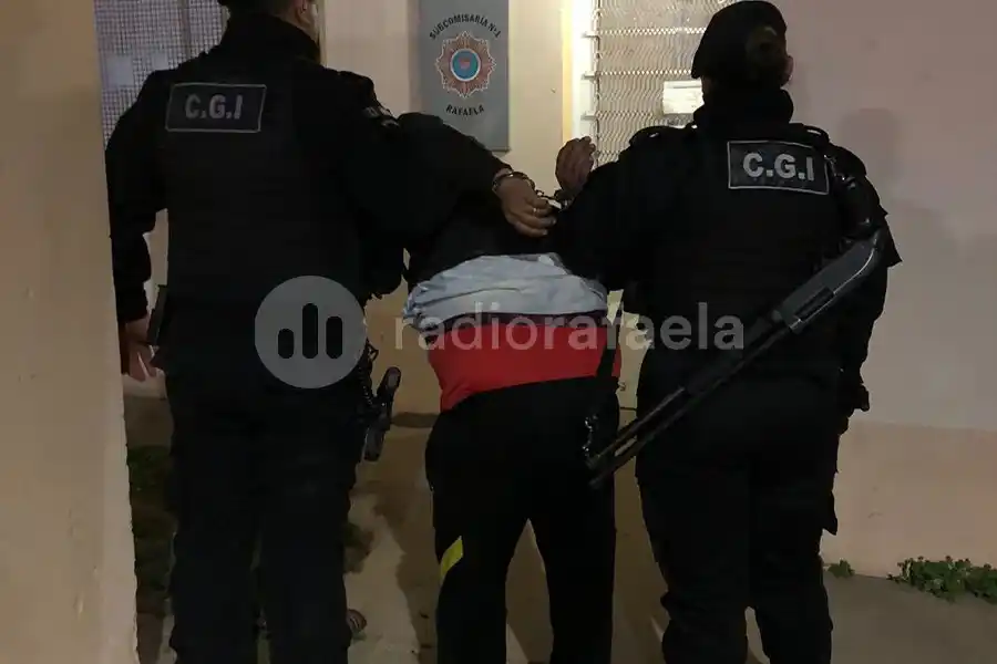 Robó, lo detuvieron, se puso violento y agradió a una policia