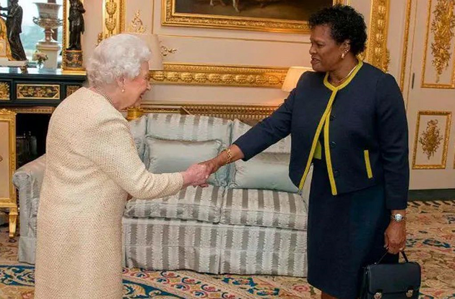 Barbados rompió su mandato con la Corona británica y se convirtió en una república