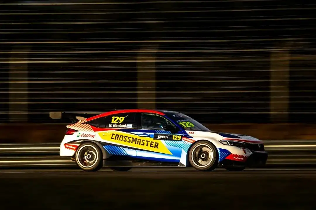 El Honda Civic de Girolami en el circuito uruguayo.