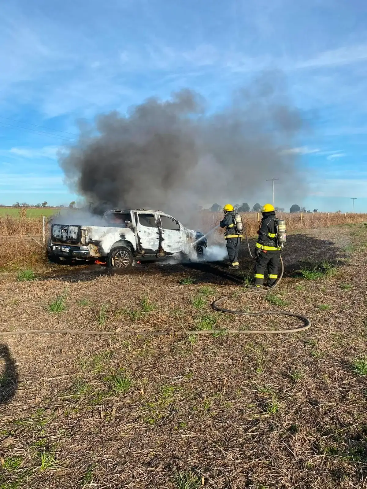 Una camioneta despistó, terminó dentro de un campo y se prendió fuego - 4
