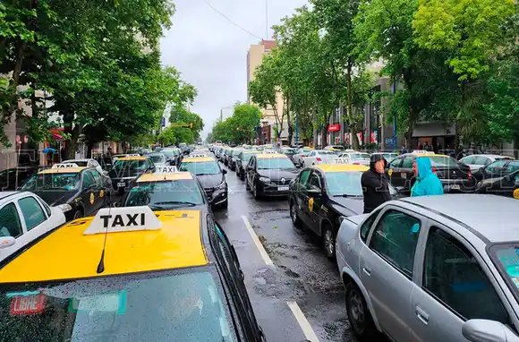 Taxistas y remiseros expresaron su preocupación ante la desregulación en el transporte y las plataformas digitales
