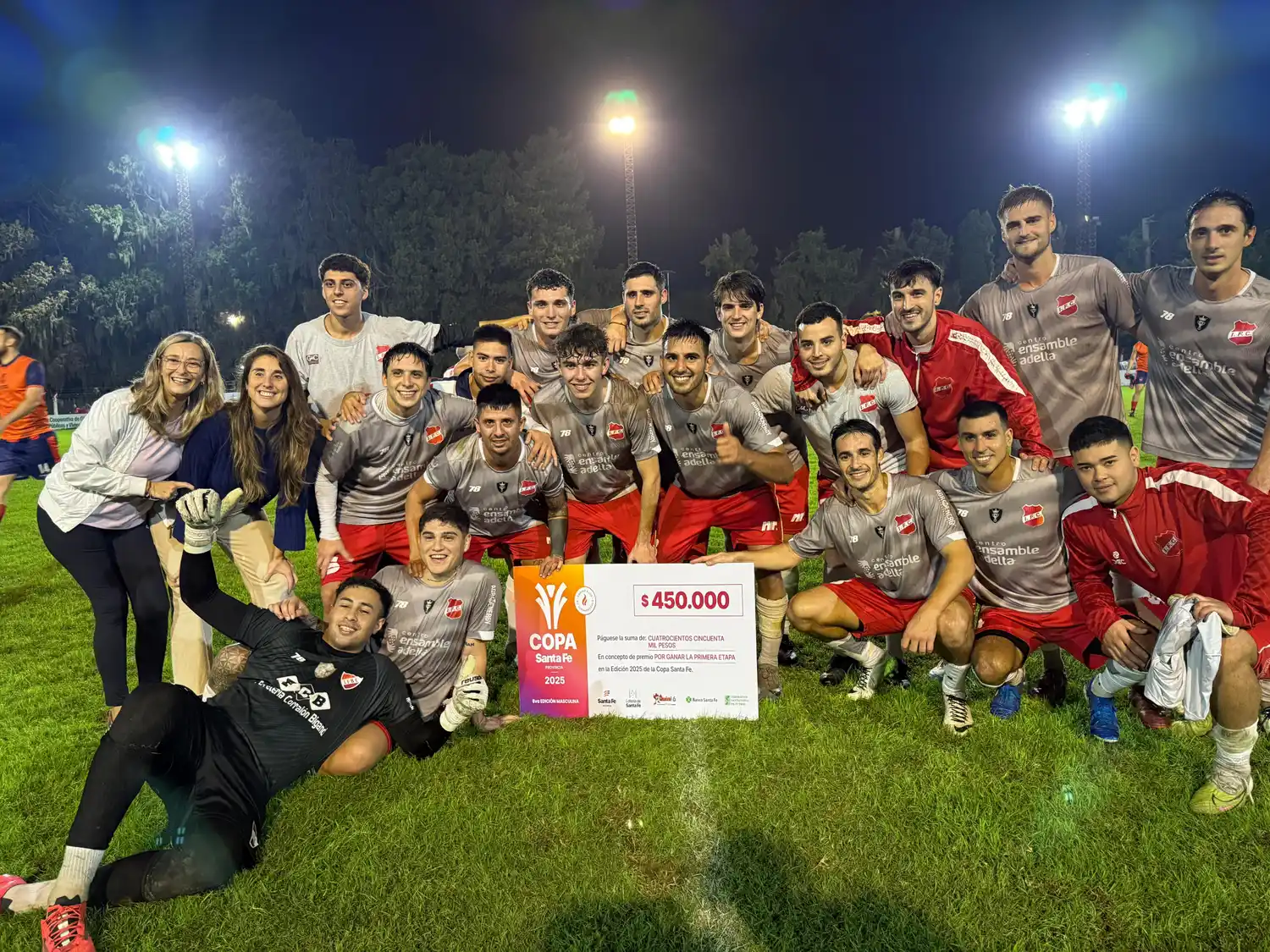 El Diablo de Bigand posando con el cheque de 450 mil pesos que ganaron por el pase de ronda. Foto: Pablo Rodríguez (Sur24).