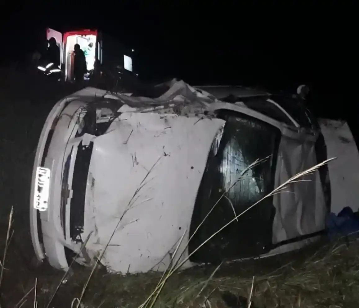 Seis personas fueron hospitalizadas tras protagonizar un espectacular vuelco