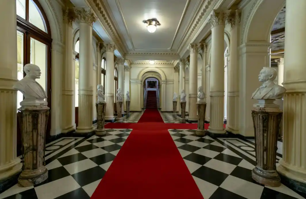 Alberto Fernández colocará un busto de Menem en el “hall de honor” de la Casa Rosada