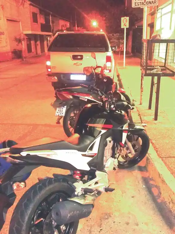 Conductores de vehículos no respetan estacionamiento para motos 