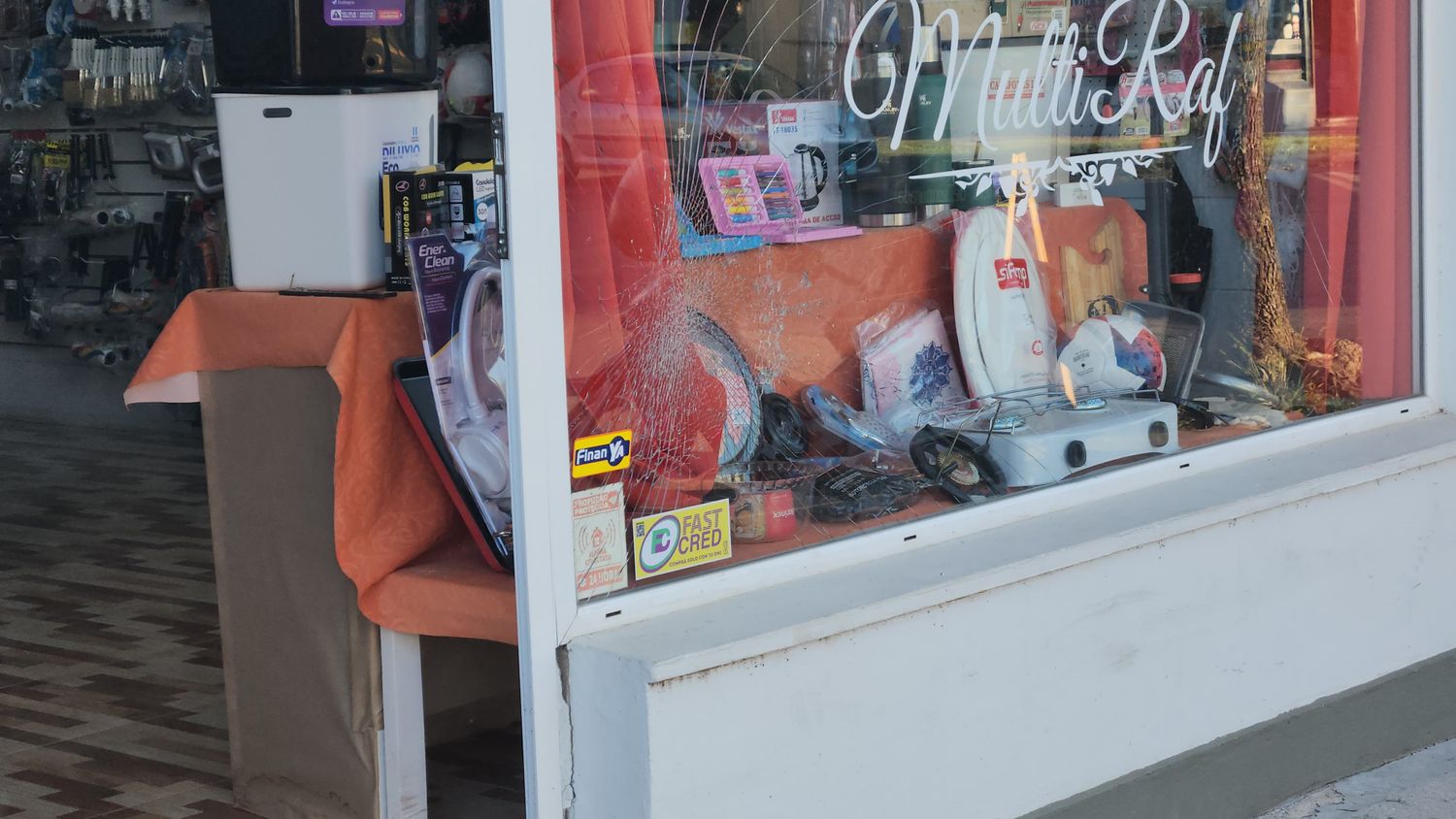 Nuevo intento de robo: atacaron la vidriera de un local comercial en Avenida Brasil