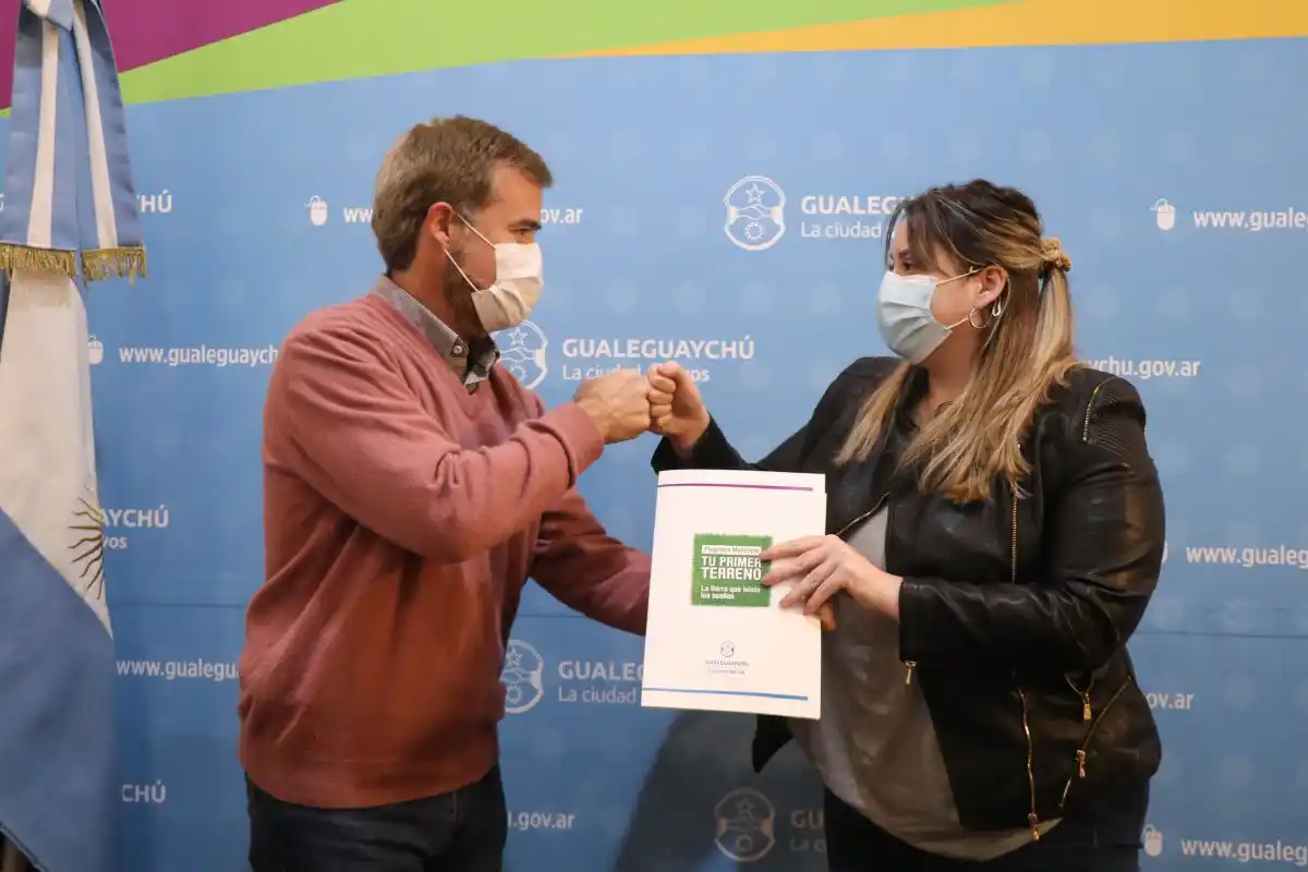 El intendente Martín Piaggio le entregó los convenios a los vecinos para acceder a la tierra