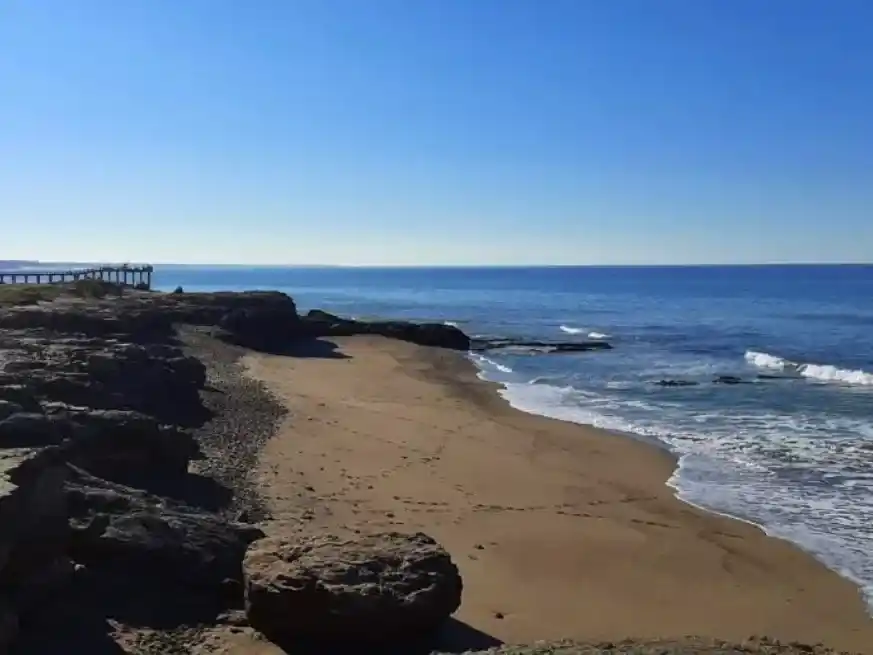 Cámaras, patrullajes y cambio de rutina en medio del verano, por la búsqueda del agresor que atacó a una menor en Miramar.
