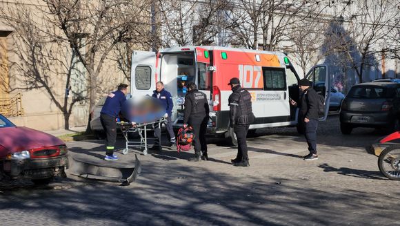 Fuerte choque en zona céntrica: una motociclista fue inmovilizada y trasladada al hospital