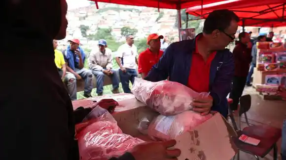 ¡CAOS TOTAL EN ENTREGA DE PERNILES EN EL ZULIA! Trabajador de Pdvsa sufrió infarto en plena cola (videos)