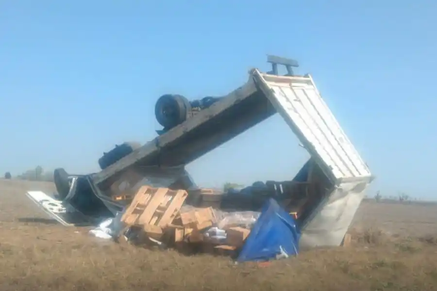 Impresionante vuelco de un camión en Ruta Nacional 34: estaba cargado con agroquímicos