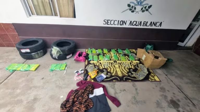 En el primero hallaron 24 kilos ocultos en cuatro neumáticos. En el otro, 14, en la bodega de un ómnibus de pasajeros.