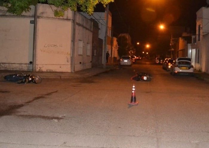 Chocaron dos motos en una esquina: sus conductores fueron hospitalizados