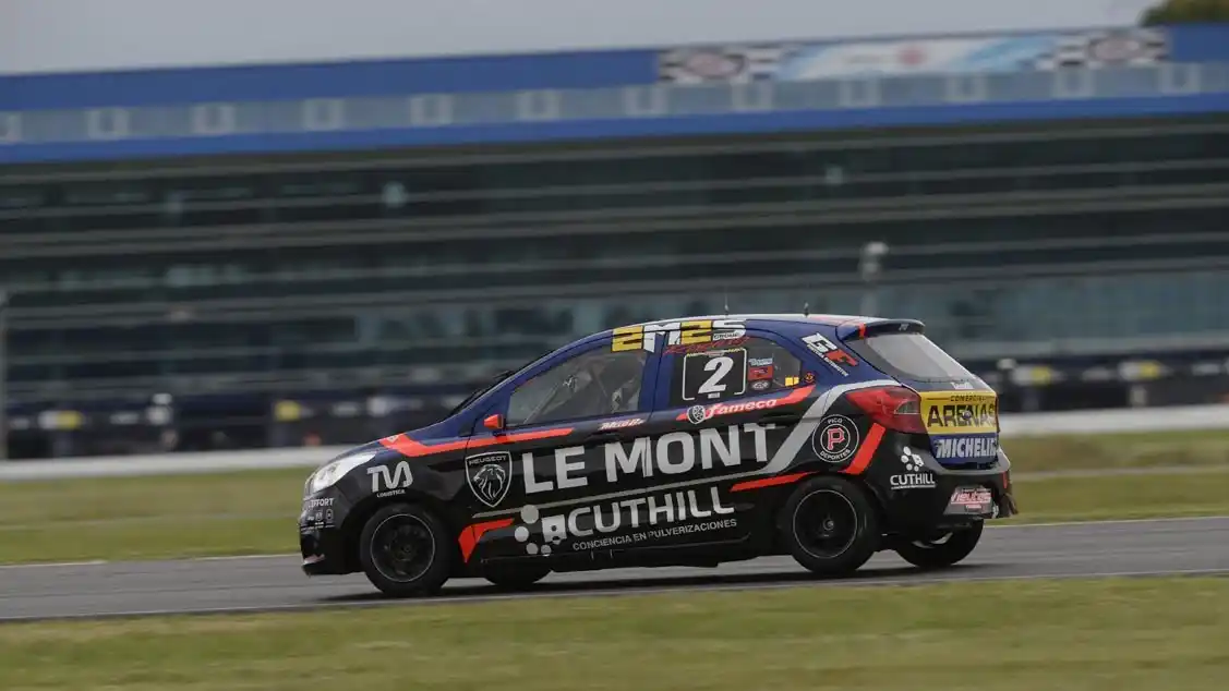 El Ford Ka de Melo, ayer en el Roberto Mouras de La Plata. (Foto de prensa Turismo Pista).