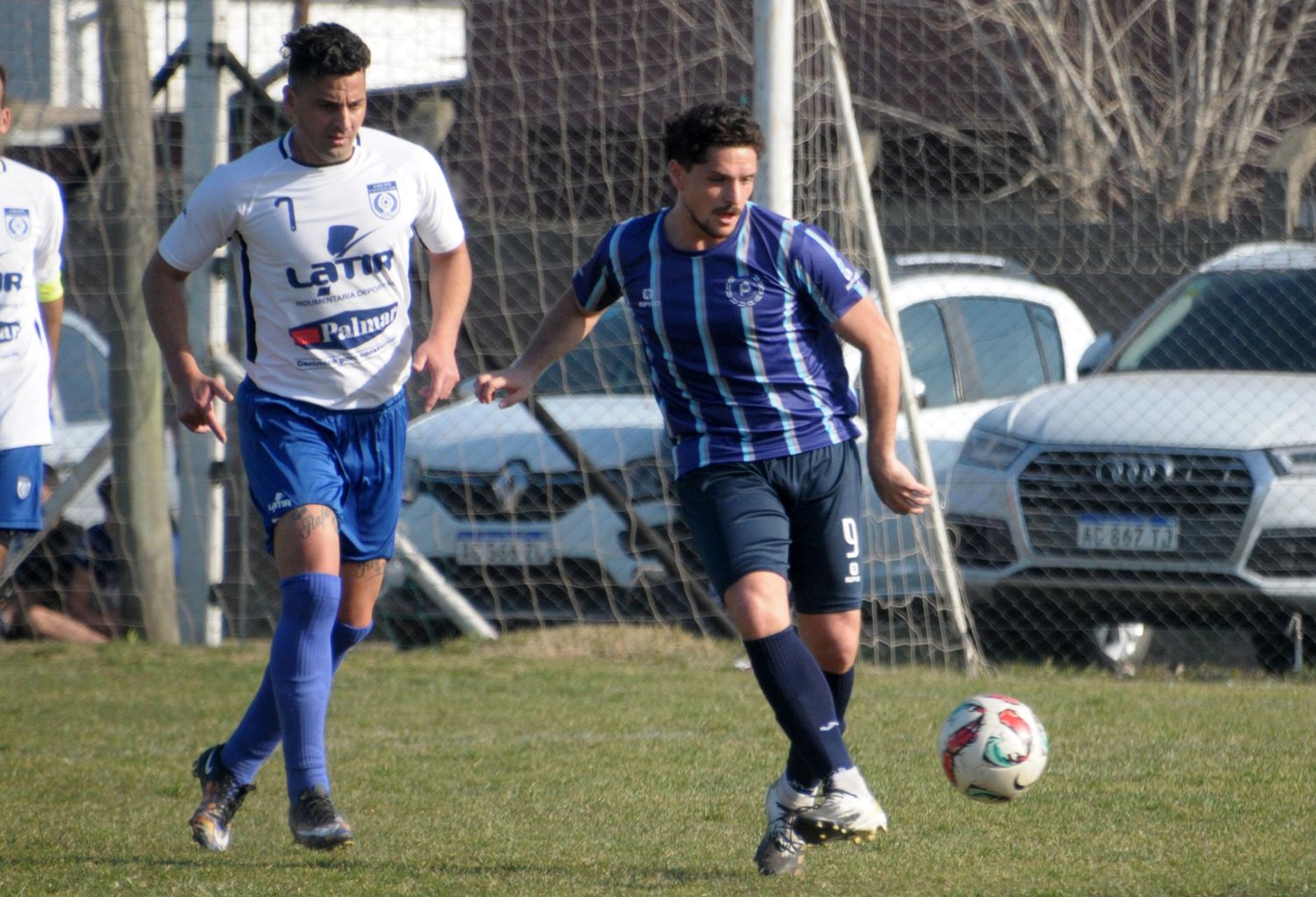 Damián Salas (Unicen) juega de espaldas a Matías Arrospide (Grupo).