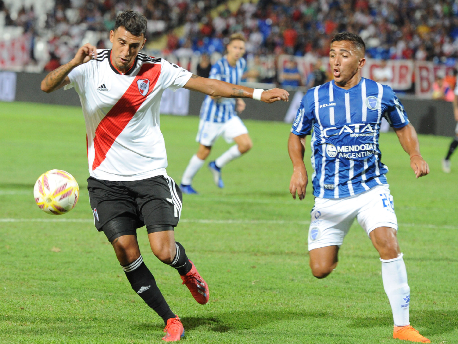 River quiere pegar primero