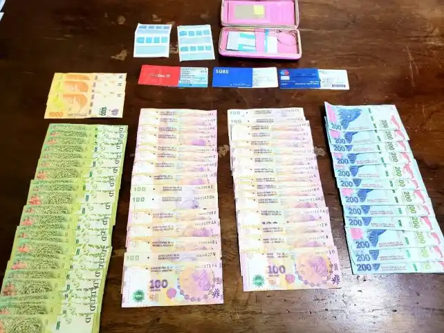 Encontró una billetera con 21 mil pesos y la devolvió en la comisaría