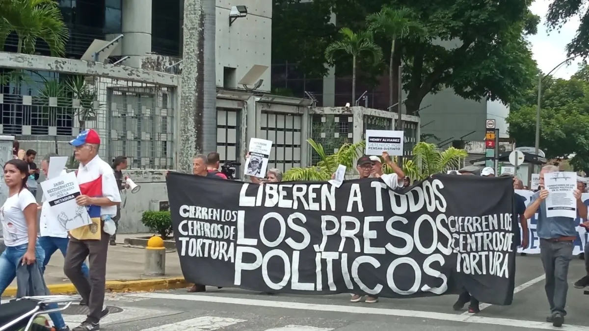 Familiares de presos políticos marcharon hasta embajada de Brasil en Caracas, funcionario promete hacer llegar peticiones a Lula