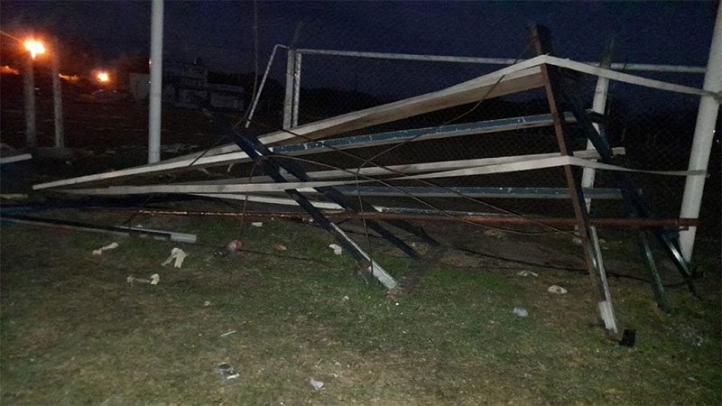 Cedió una tribuna en una cancha de fútbol: hubo dos lesionados