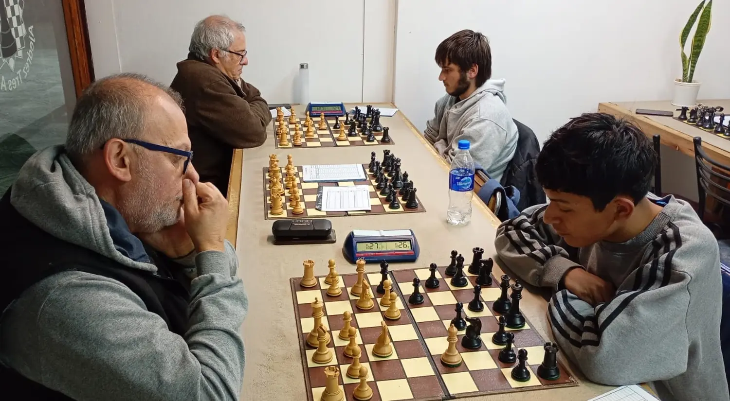 Tumini (izquierda) ante López Condorí, por la primera fecha del Oficial; más atrás, Arévalo frente a Couso