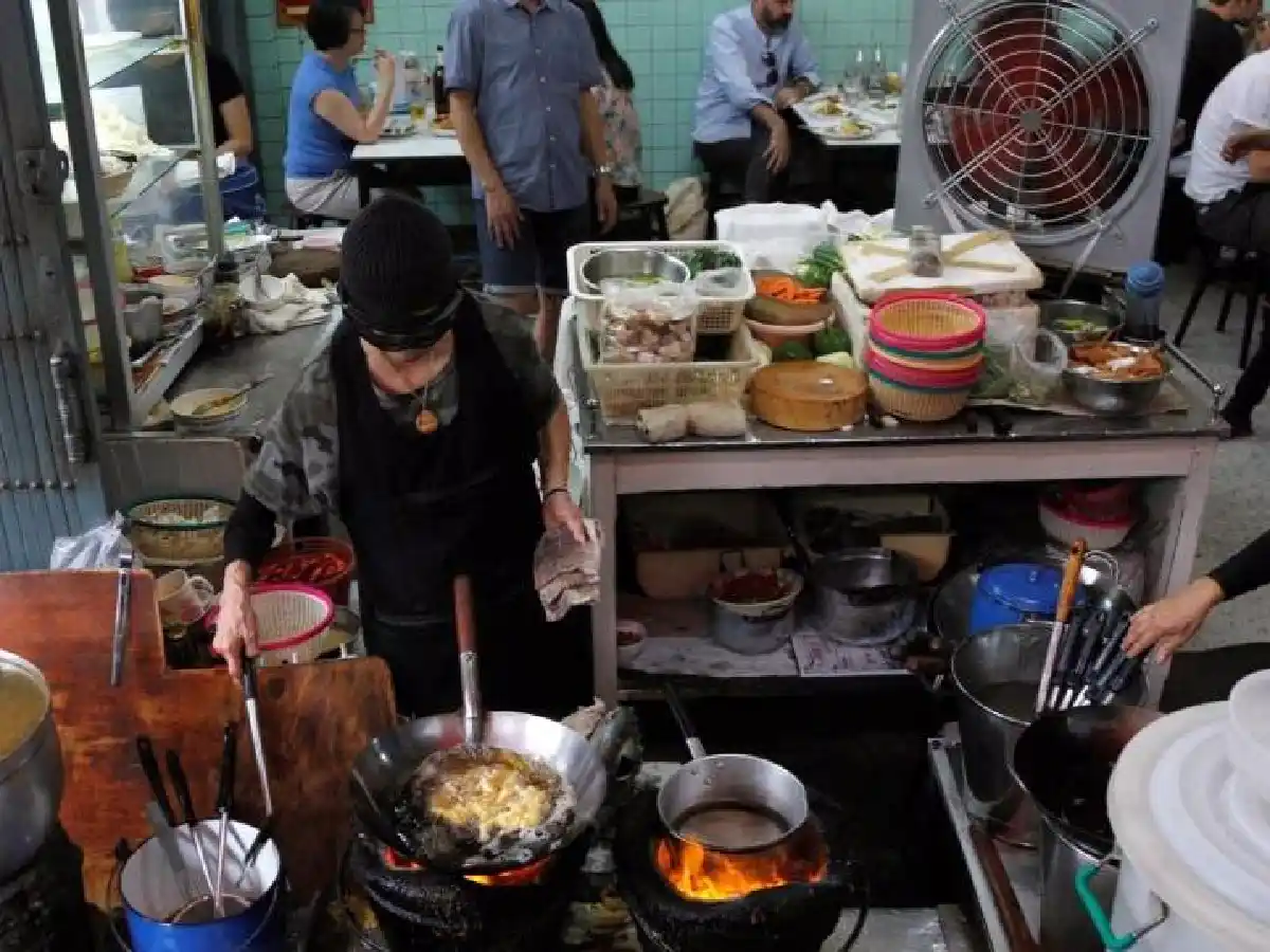 Indignante: se sentaron en un restaurant y dejaron a la empleada esperando en otra mesa