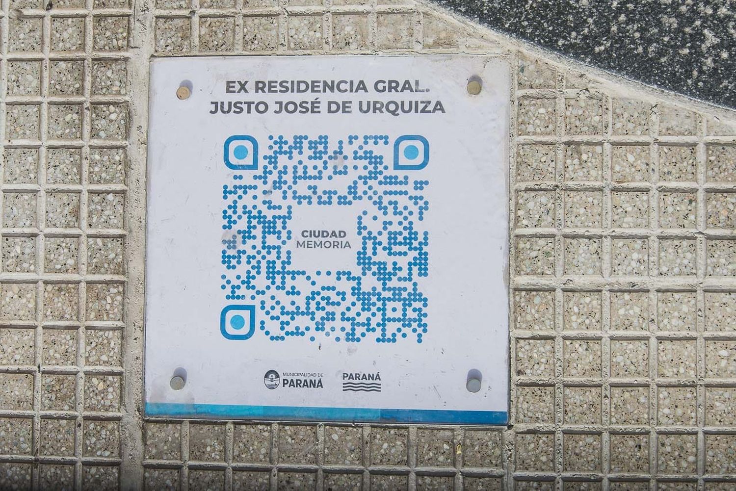 Identifican con QR bienes históricos del casco céntrico de Paraná