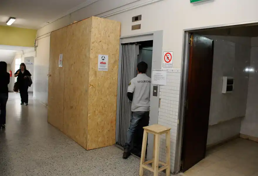 Se multiplican los reclamos por el uso restringido de los ascensores del Hospital