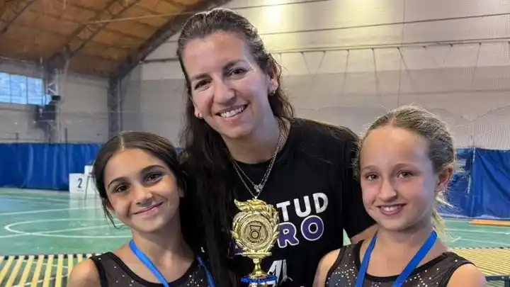 La entrenadora Laura, junto a las deportistas de Actitud Acro seleccionadas