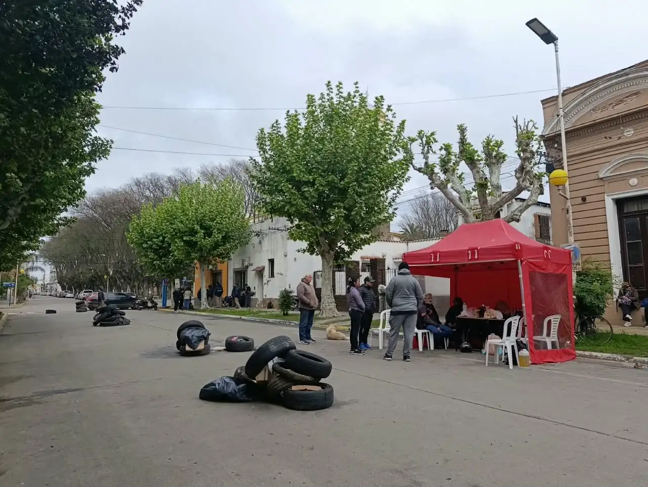 municipales carpa frente a la municipalidad protesta