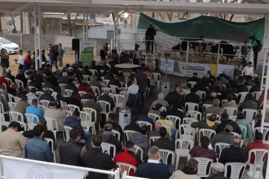 Con una gran convocatoria, se llevó a cabo la primera edición del Gran Remate "Pasión Lechera"